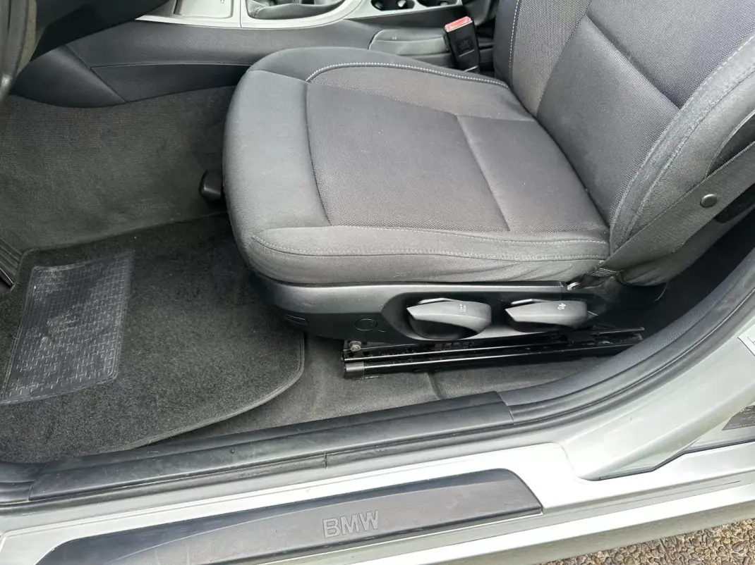 BMW 118 2009 - 8900 EUR, 184000 km - AUTO.MOTO.pt - 184000km - foto 37 de 55