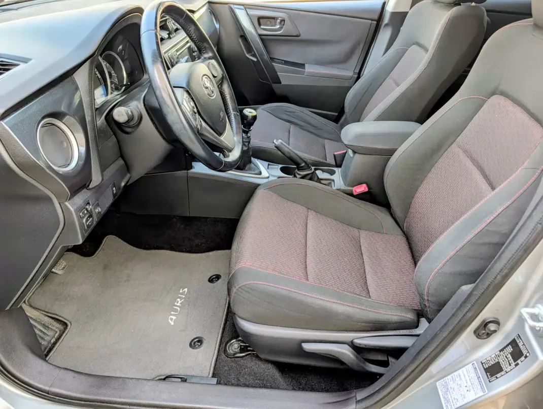 Toyota Auris Touring Sports 2014 - 8250 EUR, 285890 km - AUTO.MOTO.pt - 285890km - foto 15 de 21