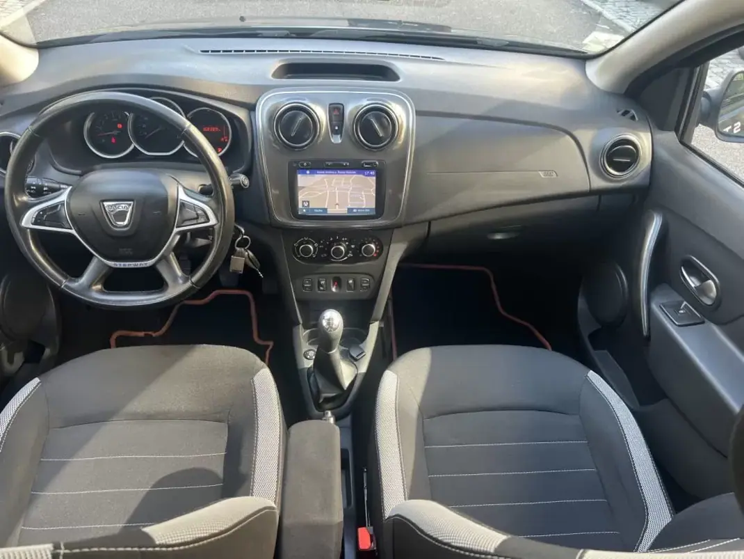 Dacia Sandero 2017 - 10950 EUR, 158000 km - AUTO.MOTO.pt - 158000km - foto 12 de 15