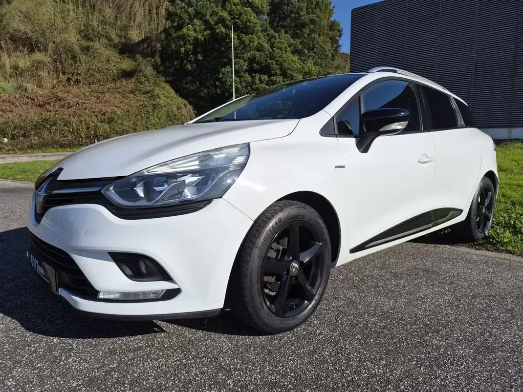 Renault Clio Sport Tourer 2018 - 11250 EUR, 87756 km - AUTO.MOTO.pt - 87756km - foto 1 de 30