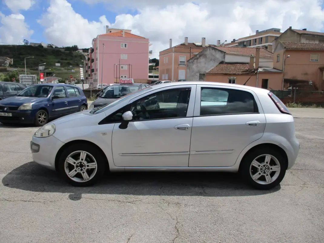 Fiat Grande Punto 2009 - 5900 EUR, 168000 km - AUTO.MOTO.pt - 168000km - foto 5 de 11