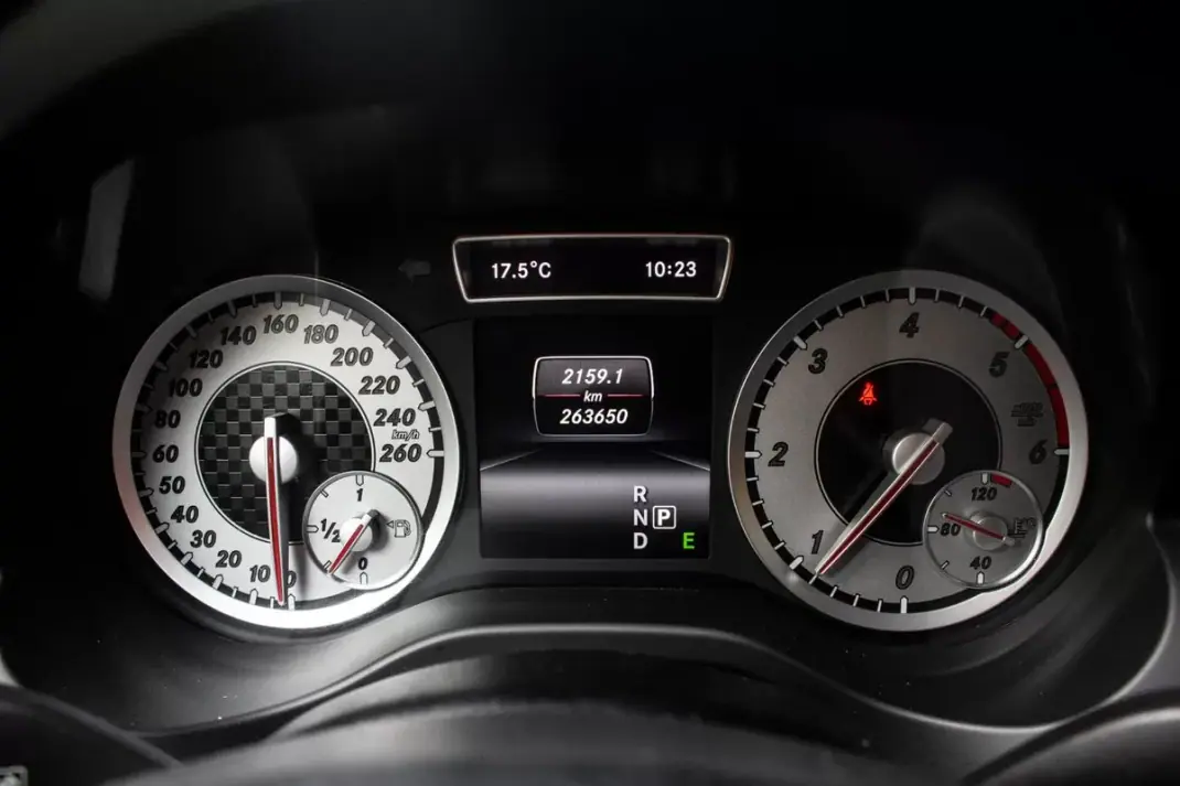 Mercedes-Benz A 180 2015 - 13990 EUR, 263650 km - AUTO.MOTO.pt - 263650km - foto 15 de 34