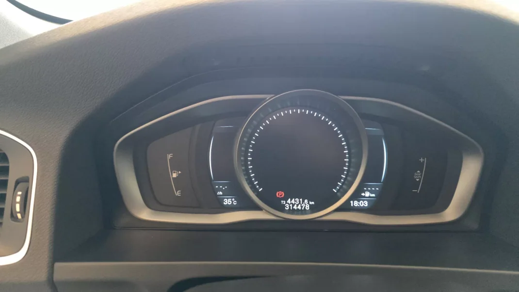 Volvo V60 2015 - 11900 EUR, 314478 km - AUTO.MOTO.pt - 314478km - foto 45 de 60