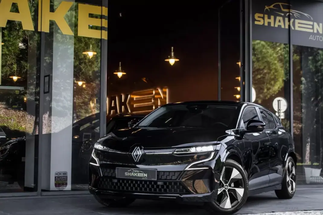 Renault Mégane E-Tech 2023 - 25680 EUR, 41627 km - AUTO.MOTO.pt - 41627km - foto 1 de 41