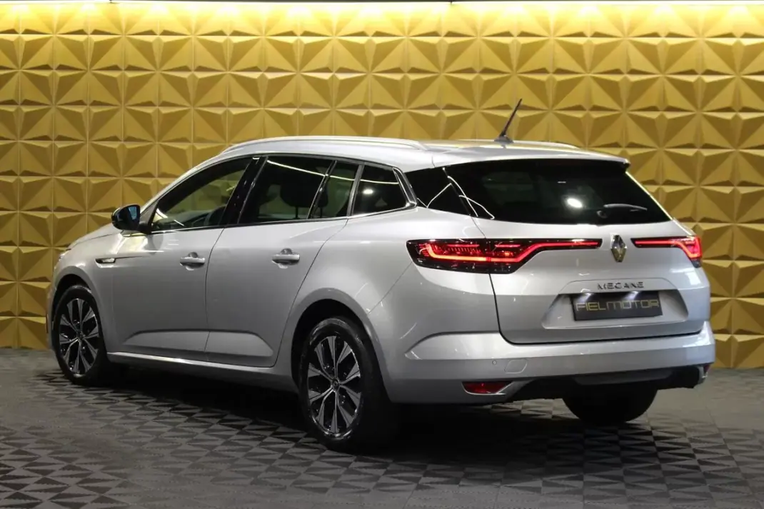 Renault Mégane Sport Tourer 2021 - 15290 EUR, 168000 km - AUTO.MOTO.pt - 168000km - foto 9 de 30