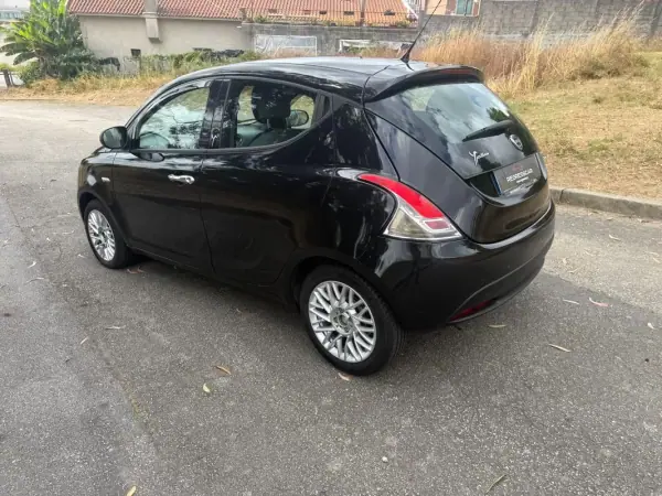 Lancia Ypsilon 2013 - 5990 EUR, 135000 km - AUTO.MOTO.pt - 135000km - foto 6 de 26