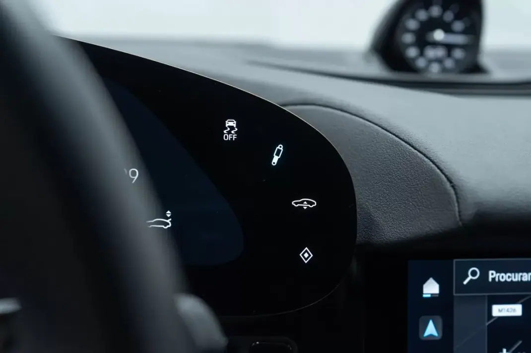 Porsche Taycan 2024 - 84950 EUR, 8000 km - AUTO.MOTO.pt - 8000km - foto 35 de 58