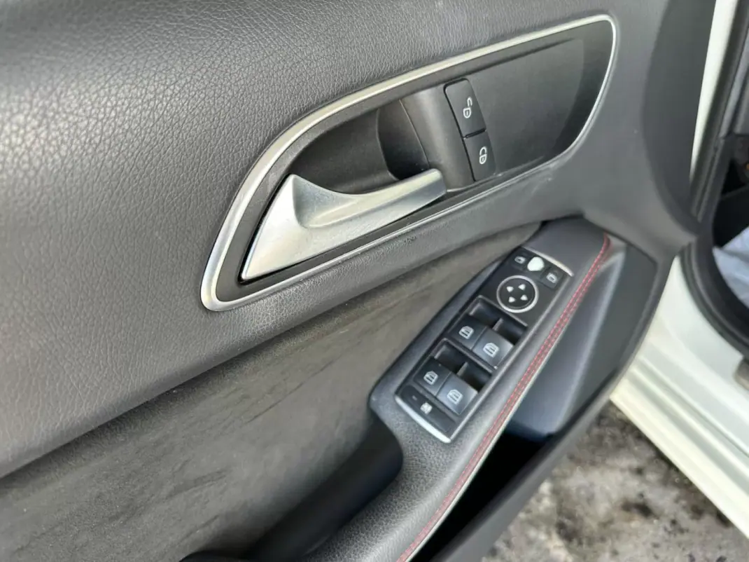 Mercedes-Benz A 180 2015 - 18900 EUR, 111327 km - AUTO.MOTO.pt - 111327km - foto 24 de 29
