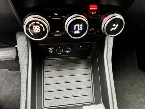 Renault Zoe 2020 - 25500 EUR, 30800 km - AUTO.MOTO.pt - 30800km - foto 21 de 34