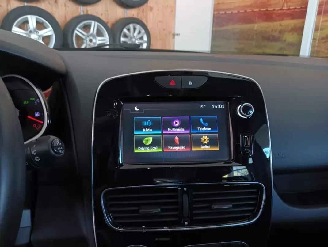 Renault Clio 2018 - 12900 EUR, 129000 km - AUTO.MOTO.pt - 129000km - foto 14 de 20