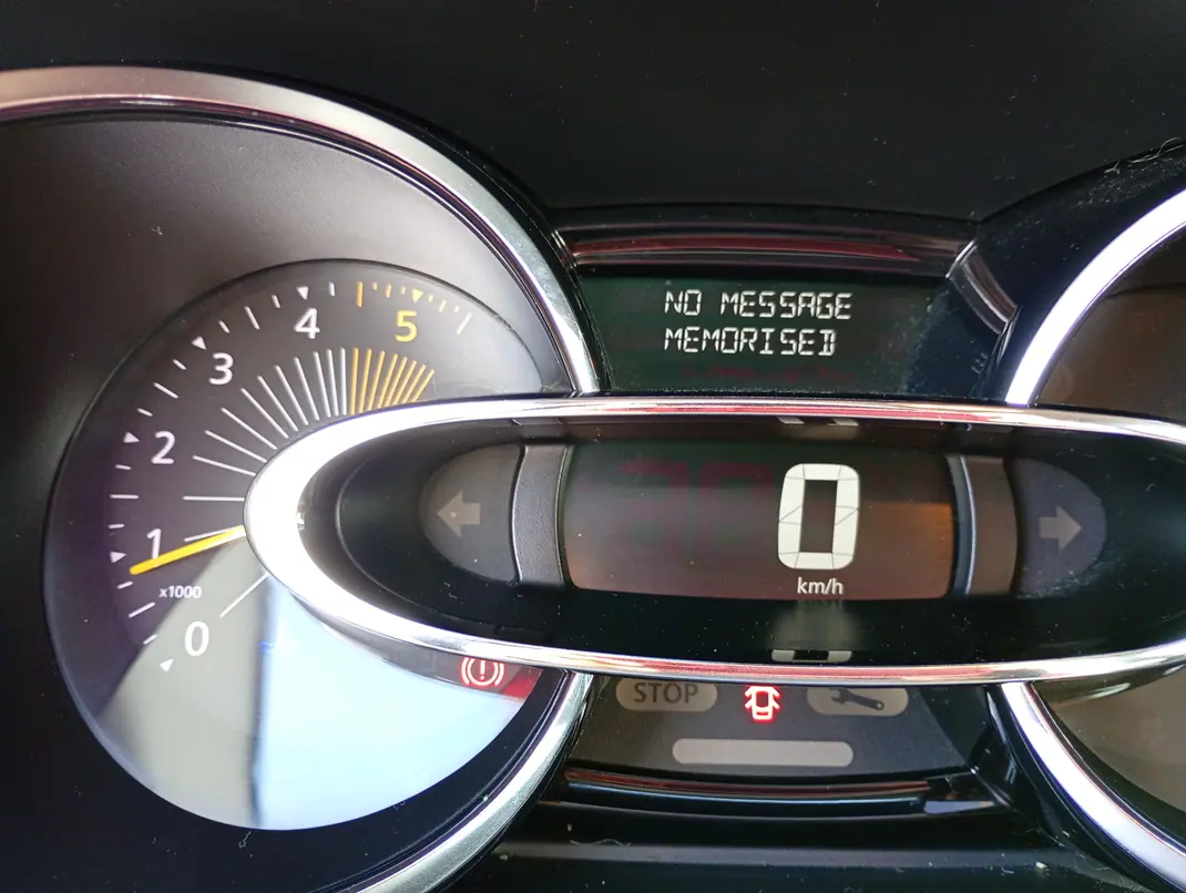 Renault Clio 2013 - 8600 EUR, 171000 km - AUTO.MOTO.pt - 171000km - foto 15 de 19