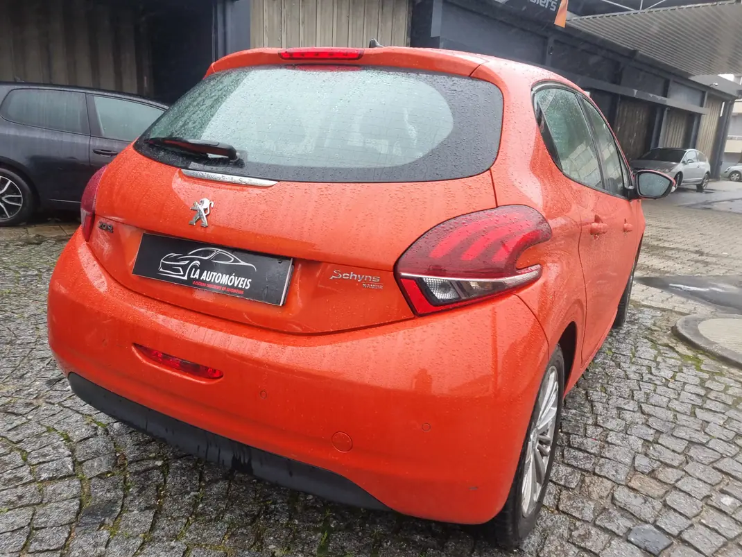 Peugeot 208 2018 - 8000 EUR, 97000 km - AUTO.MOTO.pt - 97000km - foto 8 de 15