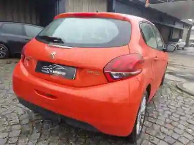 Peugeot 208 2018 - 8000 EUR, 97000 km - AUTO.MOTO.pt - 97000km - foto 8 de 15