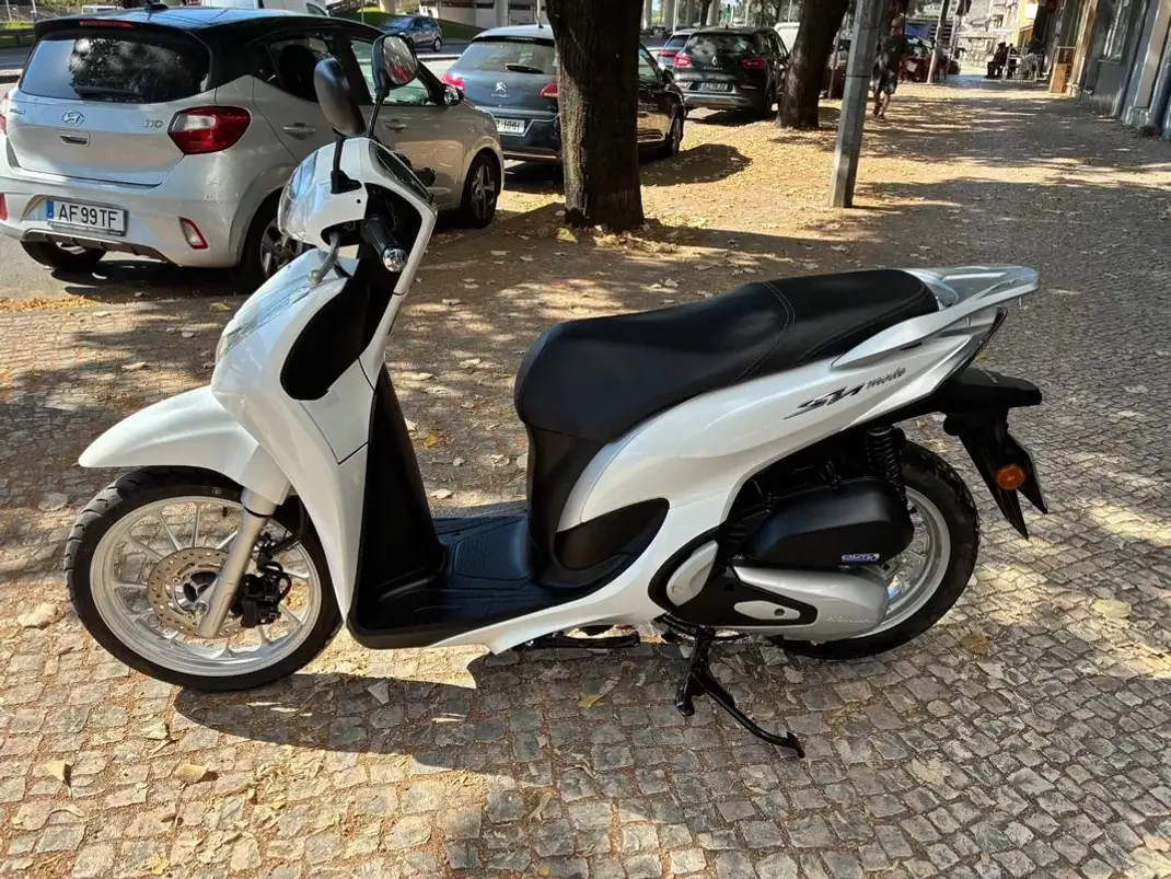 Honda SH 150i 2024 - 2250 EUR, 5266 km - AUTO.MOTO.pt - 5266km - foto 1 de 12
