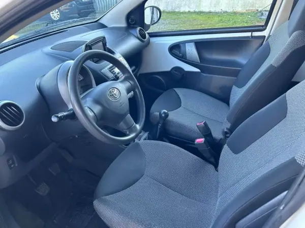 Toyota Aygo 2014 - 8900 EUR, 134000 km - AUTO.MOTO.pt - 134000km - foto 11 de 22