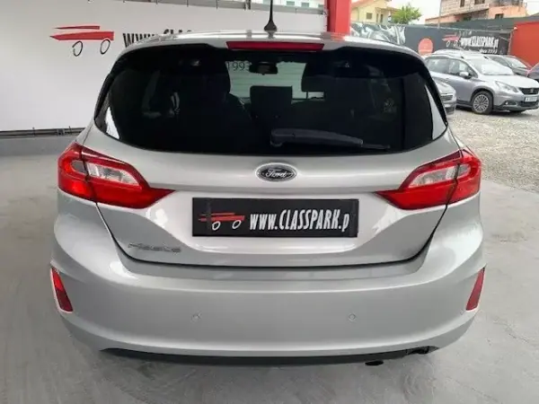 Ford Fiesta 2018 - 12500 EUR, 180000 km - AUTO.MOTO.pt - 180000km - foto 13 de 16