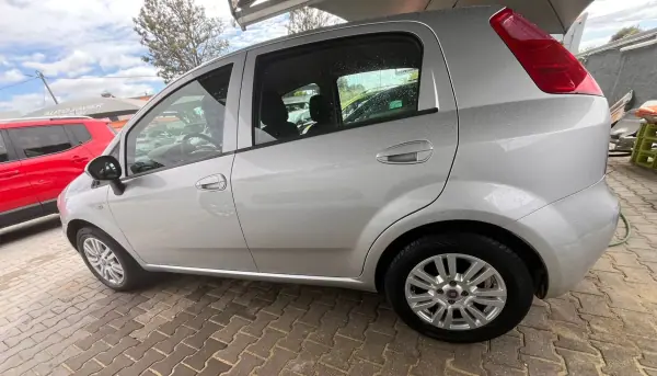 Fiat Punto 2015 - 6900 EUR, 125000 km - AUTO.MOTO.pt - 125000km - foto 4 de 7