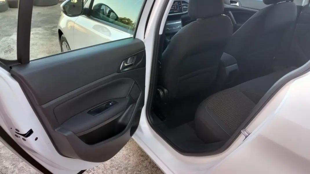 Peugeot 308 2019 - 11950 EUR, 114000 km - 114000km - foto 16 de 38