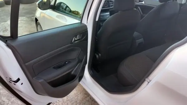 Peugeot 308 2019 - 11950 EUR, 114000 km - 114000km - foto 16 de 38