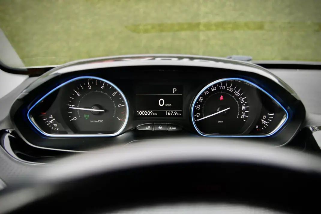 Peugeot 2008 2017 - 12900 EUR, 100000 km - AUTO.MOTO.pt - 100000km - foto 21 de 27