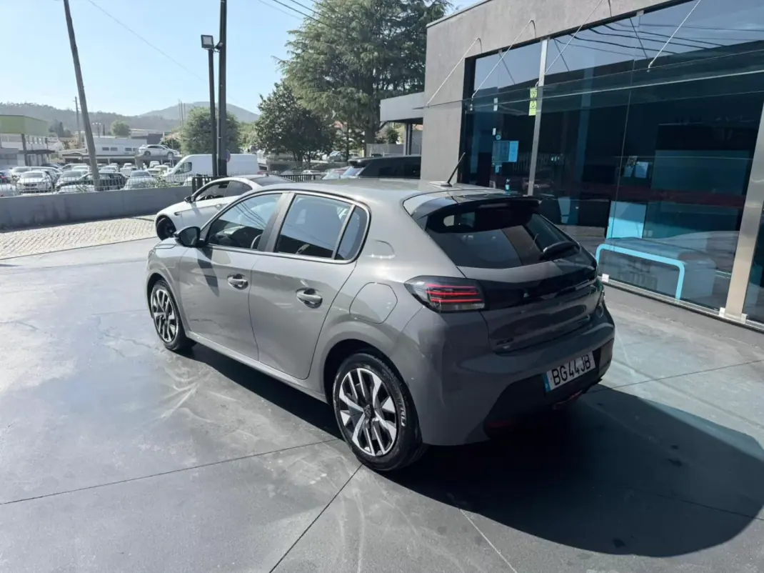 Peugeot 208 2025 - 16500 EUR, 4900 km - AUTO.MOTO.pt - 4900km - foto 4 de 14