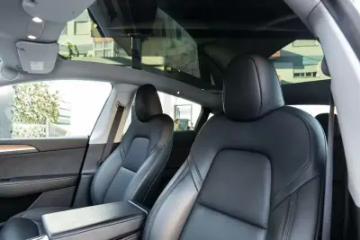 Tesla Model Y 2023 - 36990 EUR, 86000 km - AUTO.MOTO.pt - 86000km - foto 13 de 33