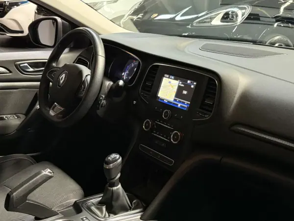 Renault Mégane 2021 - 13990 EUR, 174865 km - AUTO.MOTO.pt - 174865km - foto 14 de 27