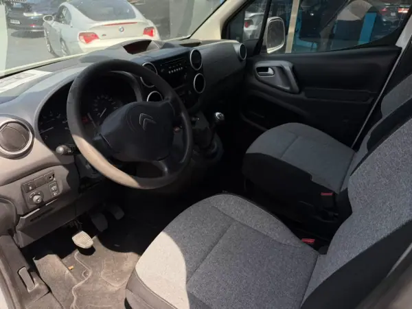 Citroën Berlingo 2017 - 9900 EUR, 259403 km - AUTO.MOTO.pt - 259403km - foto 8 de 9