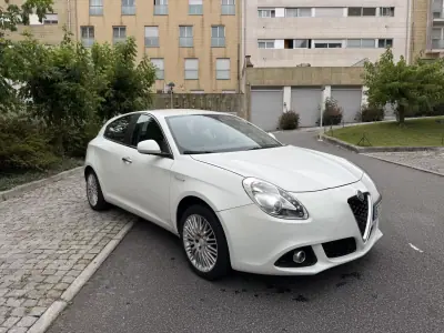 Alfa Romeo Giulietta 2014 - 7950 EUR, 197000 km - AUTO.MOTO.pt - 197000km - foto 2 de 15
