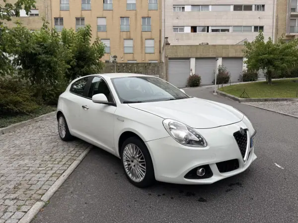 Alfa Romeo Giulietta 2014 - 7950 EUR, 197000 km - AUTO.MOTO.pt - 197000km - foto 2 de 15