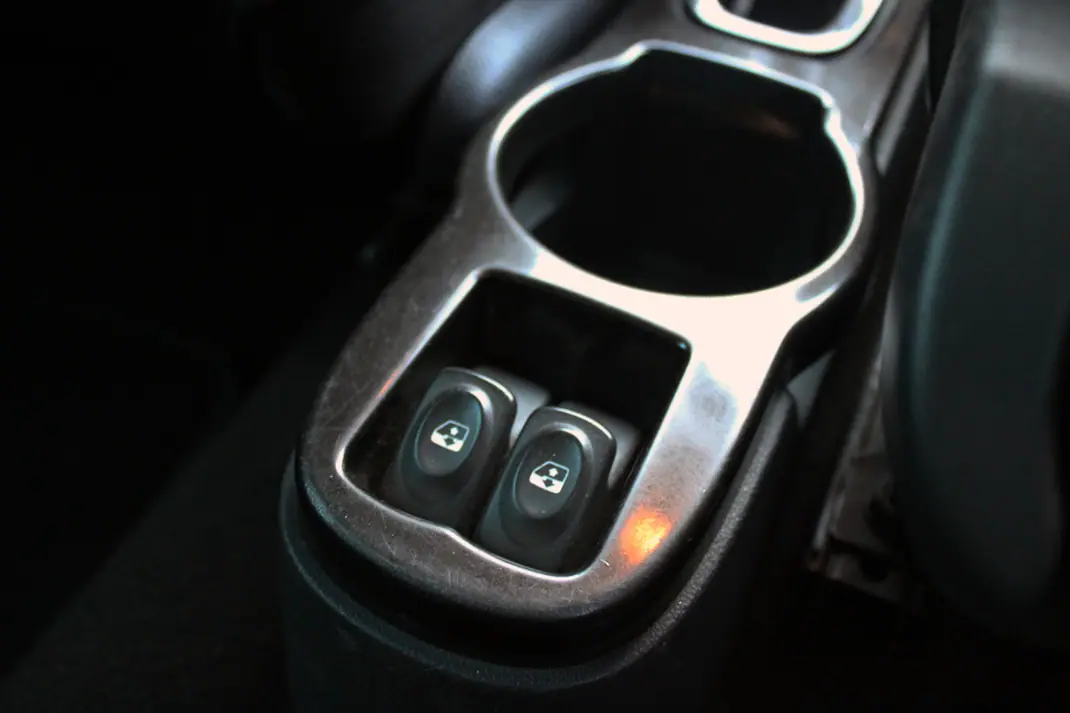 Dacia Duster 2010 - 6250 EUR, 155000 km - AUTO.MOTO.pt - 155000km - foto 11 de 24