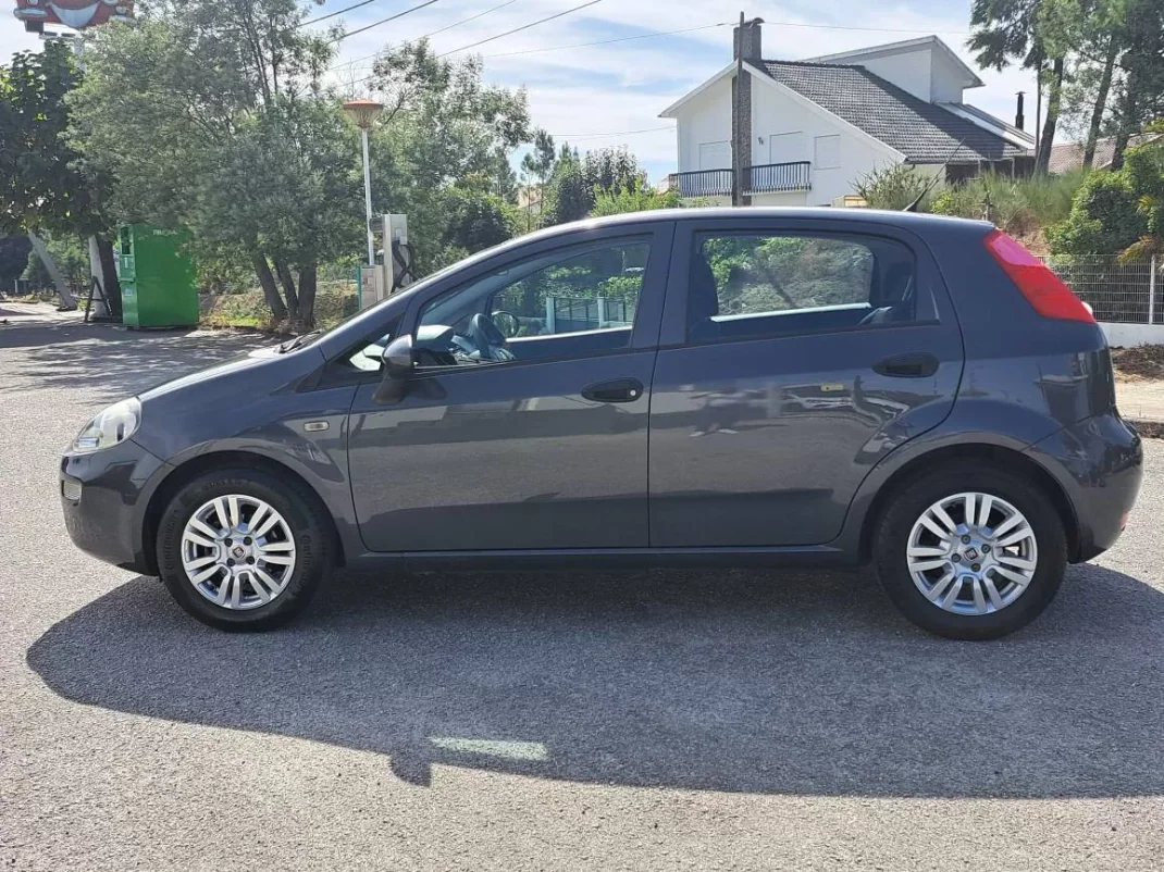 Fiat Punto 2017 - 8900 EUR, 69772 km - AUTO.MOTO.pt - 69772km - foto 10 de 39