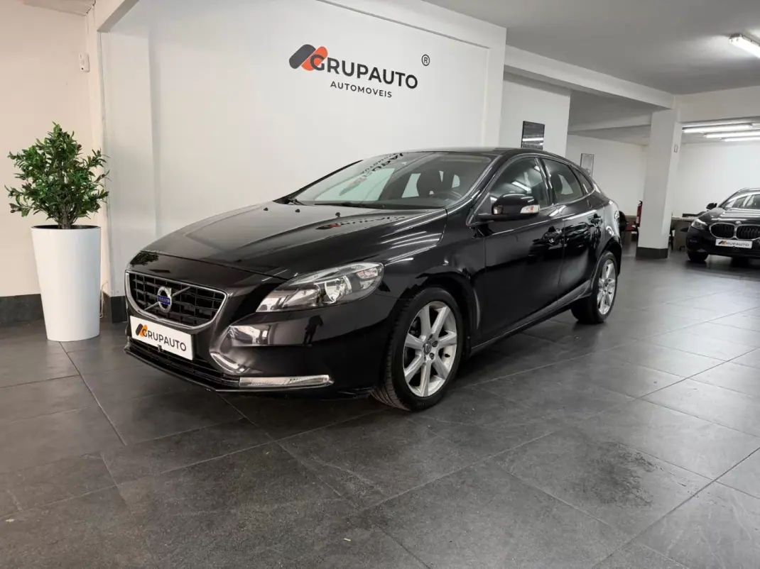 Volvo V40 2015 - 10990 EUR, 187405 km - AUTO.MOTO.pt - 187405km - foto 1 de 18