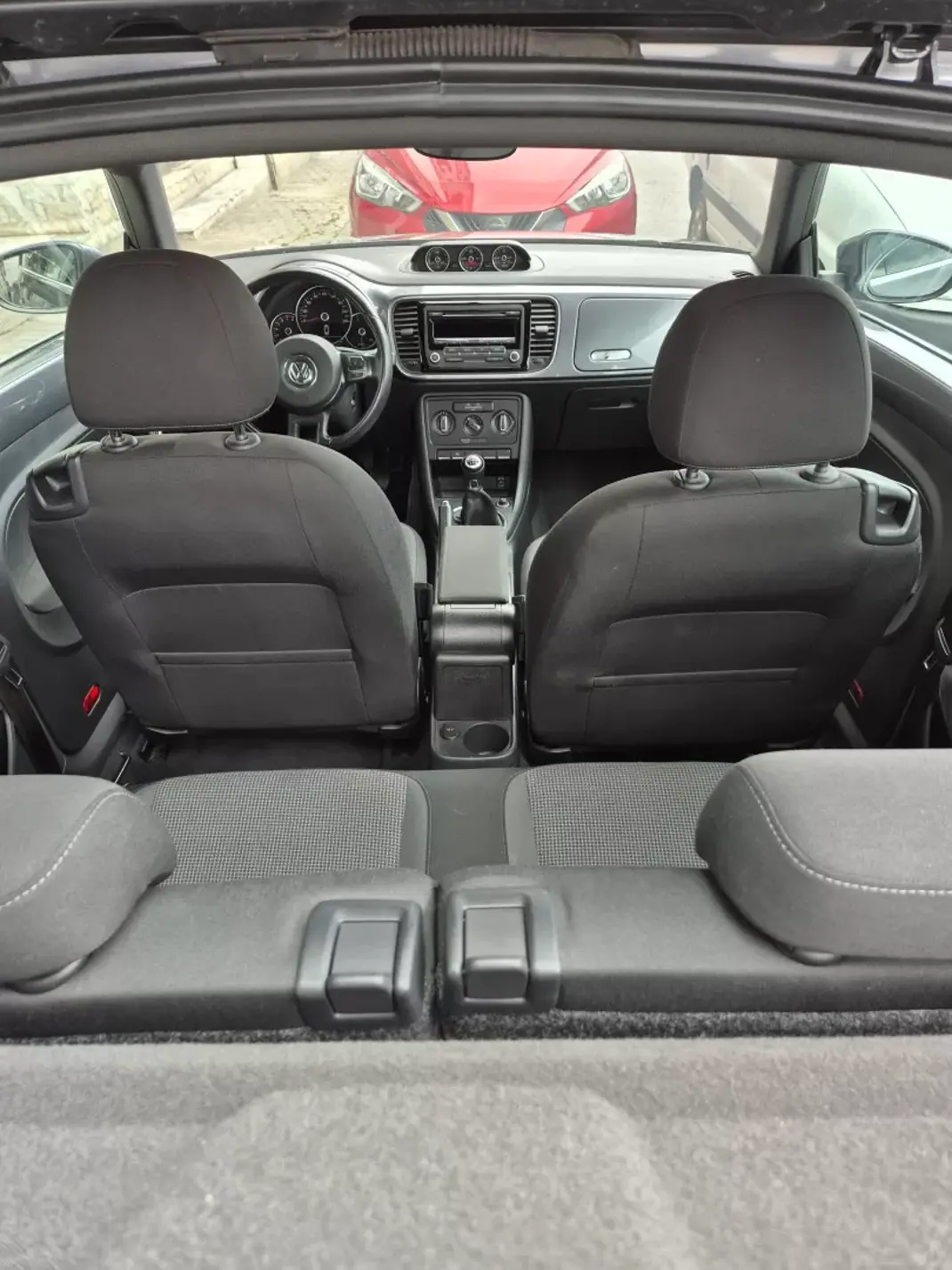 Volkswagen New Beetle 2013 - 13950 EUR, 142000 km - AUTO.MOTO.pt - 142000km - foto 28 de 34