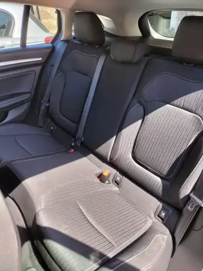 Renault Mégane Sport Tourer 2018 - 15950 EUR, 123820 km - AUTO.MOTO.pt - 123820km - foto 12 de 13