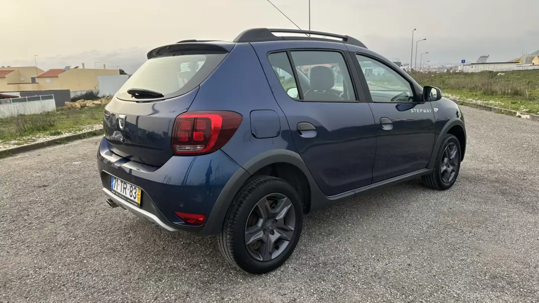 Dacia Sandero 2017 - 9750 EUR, 76000 km - AUTO.MOTO.pt - 76000km - foto 5 de 12