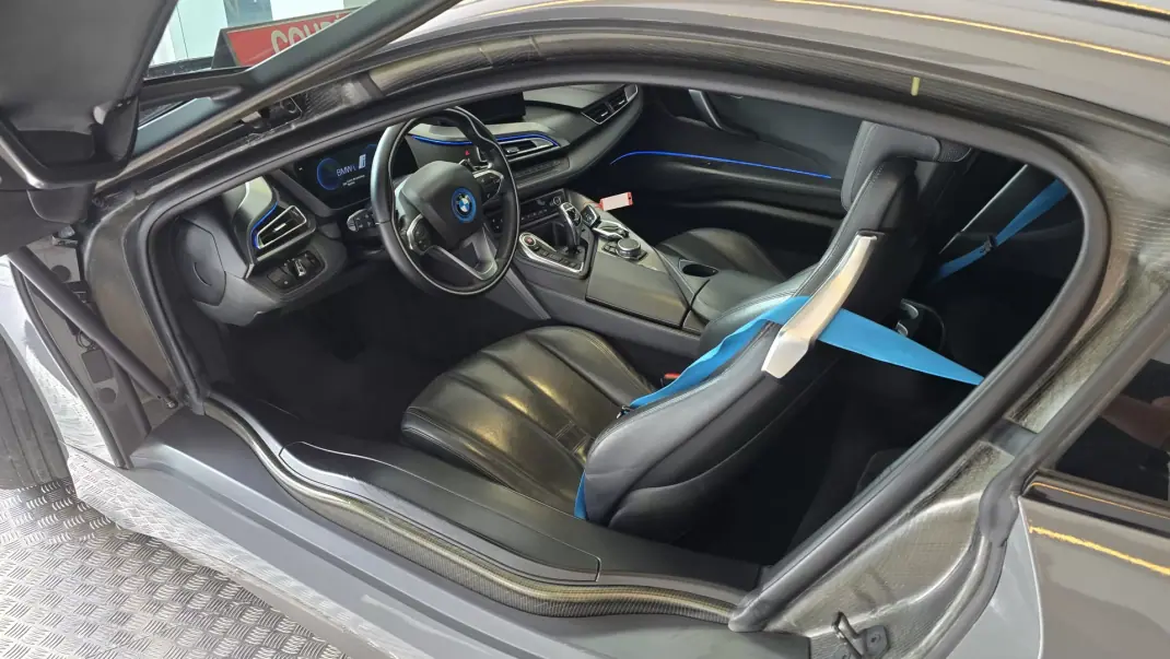 BMW i8 2015 - 62500 EUR, 132830 km - 132830km - foto 35 de 50