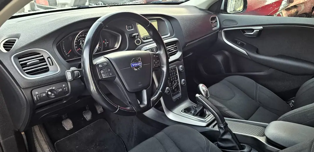 Volvo V40 2014 - 11500 EUR, 154200 km - AUTO.MOTO.pt - 154200km - foto 7 de 20