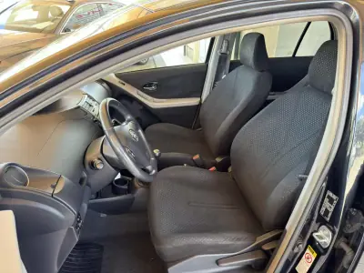 Toyota Yaris 2010 - 5500 EUR, 207295 km - AUTO.MOTO.pt - 207295km - foto 15 de 26