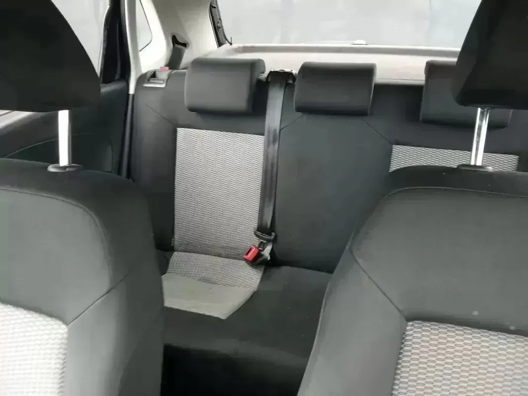 Volkswagen Polo 2010 - 6900 EUR, 167587 km - AUTO.MOTO.pt - 167587km - foto 7 de 13