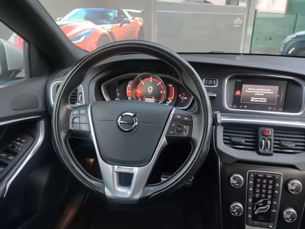 Volvo V40 2018 - 17500 EUR, 185000 km - AUTO.MOTO.pt - 185000km - foto 22 de 28