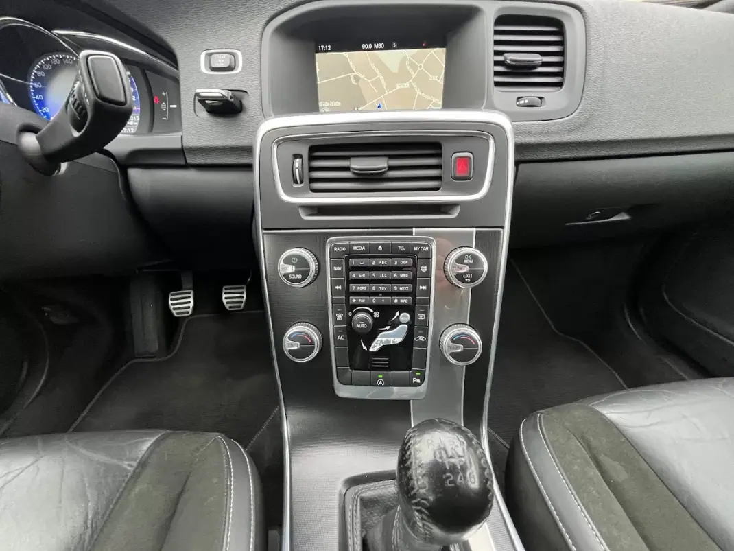 Volvo S60 2015 - 11950 EUR, 225000 km - AUTO.MOTO.pt - 225000km - foto 20 de 53