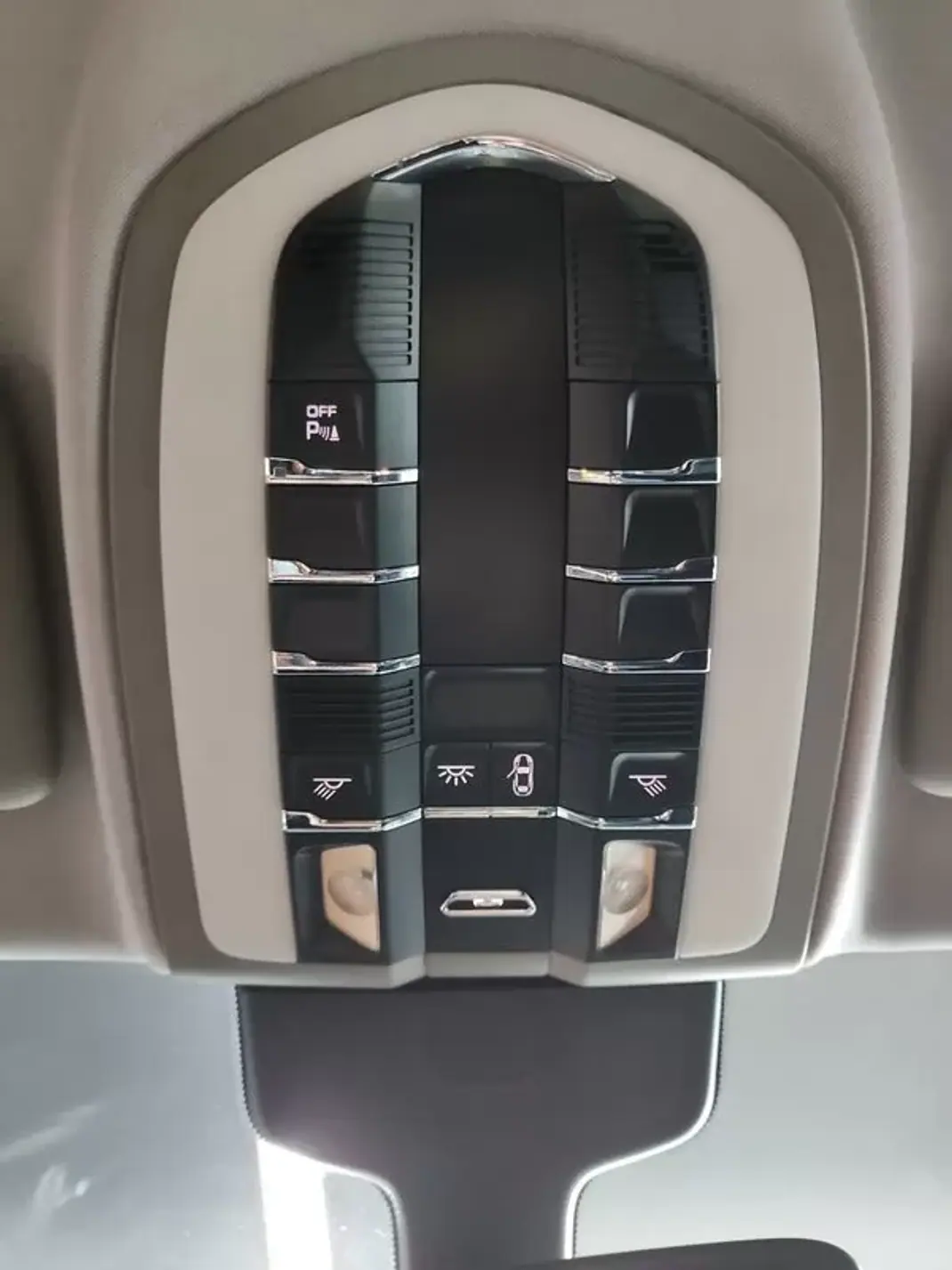 Porsche Panamera 2011 - 37500 EUR, 129500 km - AUTO.MOTO.pt - 129500km - foto 34 de 38