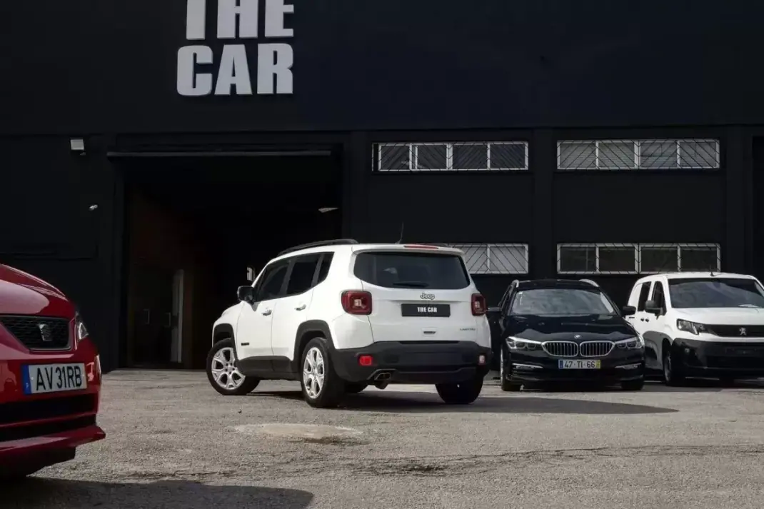 Jeep Renegade 2020 - 17600 EUR, 100000 km - AUTO.MOTO.pt - 100000km - foto 4 de 26