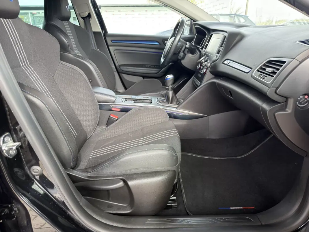 Renault Mégane 2019 - 15990 EUR, 122827 km - AUTO.MOTO.pt - 122827km - foto 11 de 21