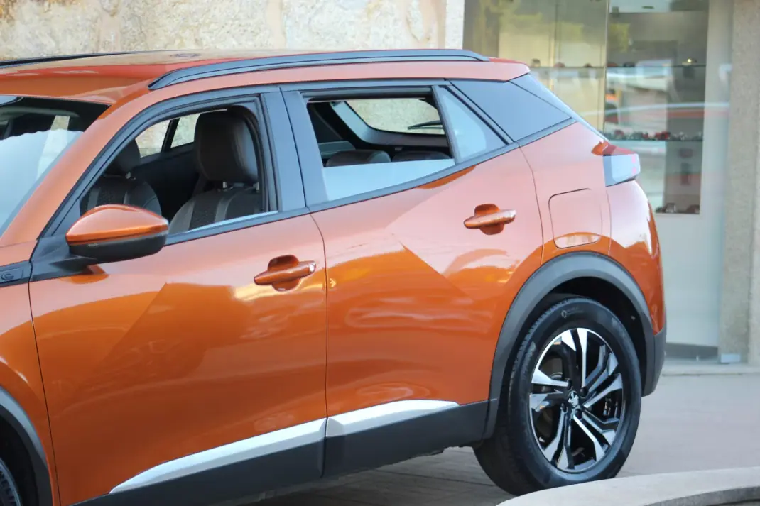 Peugeot e-2008 2020 - 19450 EUR, 54000 km - AUTO.MOTO.pt - 54000km - foto 30 de 41