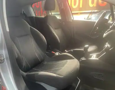 Peugeot 208 2013 - 6999 EUR, 195000 km - AUTO.MOTO.pt - 195000km - foto 24 de 35