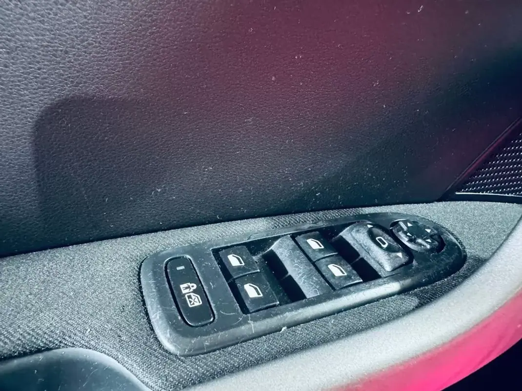 Peugeot 308 2012 - 6450 EUR, 226882 km - AUTO.MOTO.pt - 226882km - foto 15 de 20