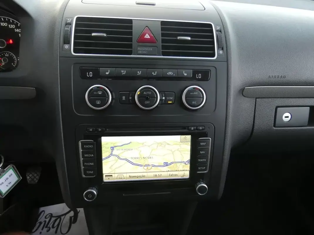 Volkswagen Touran 2012 - 16999 EUR, 182000 km - AUTO.MOTO.pt - 182000km - foto 23 de 28