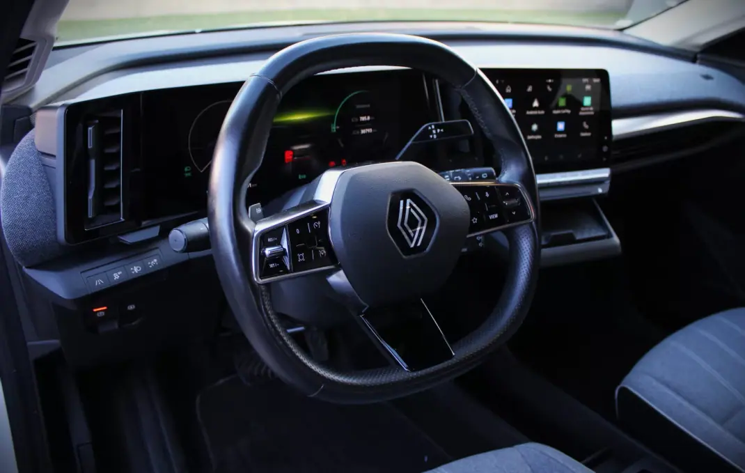 Renault Mégane E-Tech 2022 - 21000 EUR, 31000 km - AUTO.MOTO.pt - 31000km - foto 15 de 29